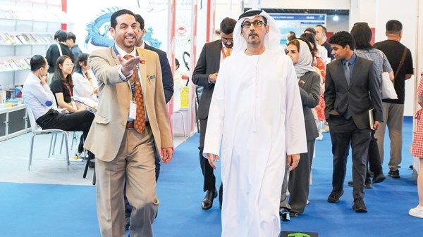 حسين الحمادي يزور جناح تريندز في «بكين للكتاب»