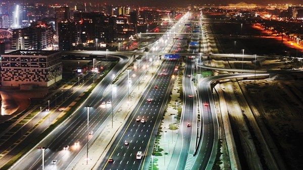 «بلدية أبوظبي» تنفذ مشروعاً لصيانة الطرق الأسفلتية الداخلية