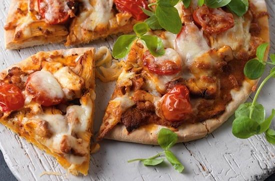 طريقة عمل بيتزا الفراخ والجبنة أسهل وصفة زي المحلات