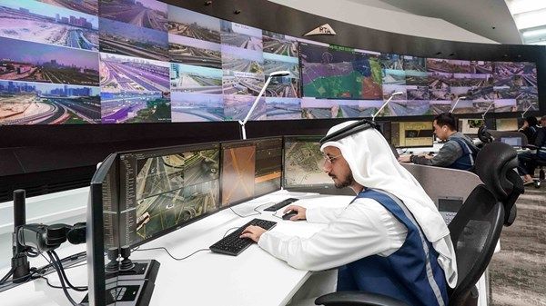 طرق دبي تبدأ تصميم المرحلة الثانية من «الأنظمة المرورية الذكية»