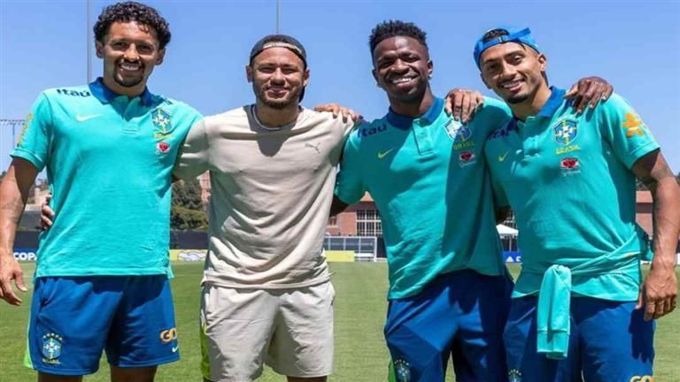 رغم إصابته بالصليبي.. نيمار يظهر في معسكر البرازيل ويؤدي التدريبات (صور)