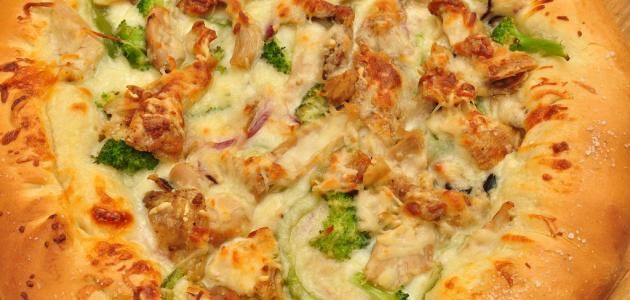 طريقة عمل بيتزا الفراخ والجبنة أسهل وصفة زي المحلات