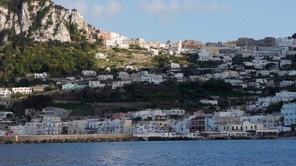 رفع حظر دخول السياح إلى جزيرة كابري الإيطالية