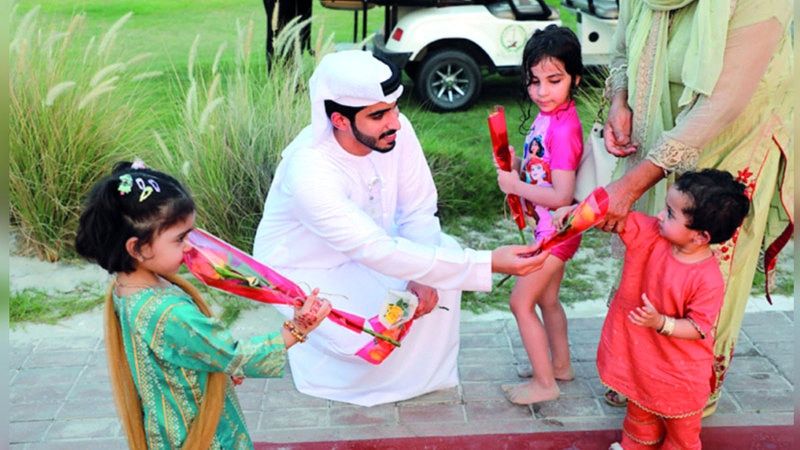 الامارات | حملة «صيف آمن وسعيد» تنطلق بتوزيع الورود