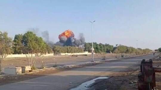 الخليج اليوم .. مقاتلات أمريكية وبريطانية تشن 4 غارات على مواقع للحوثيين شمال مدينة الحديدة