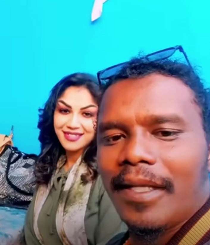 شاهد بالصورة والفيديو.. الكوميديان حسن تسريحة يظهر مع حسناء سودانية فائقة الجمال في محل عمله بأثيوبيا ويطلب منها ترديد اسمها مقابل جائزة 2 كيلو “باسطة”