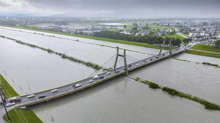 حالة تأهب في سويسرا بعد تعرضها لفيضانات وانهيارات أرضية بسبب الأمطار الغزيرة