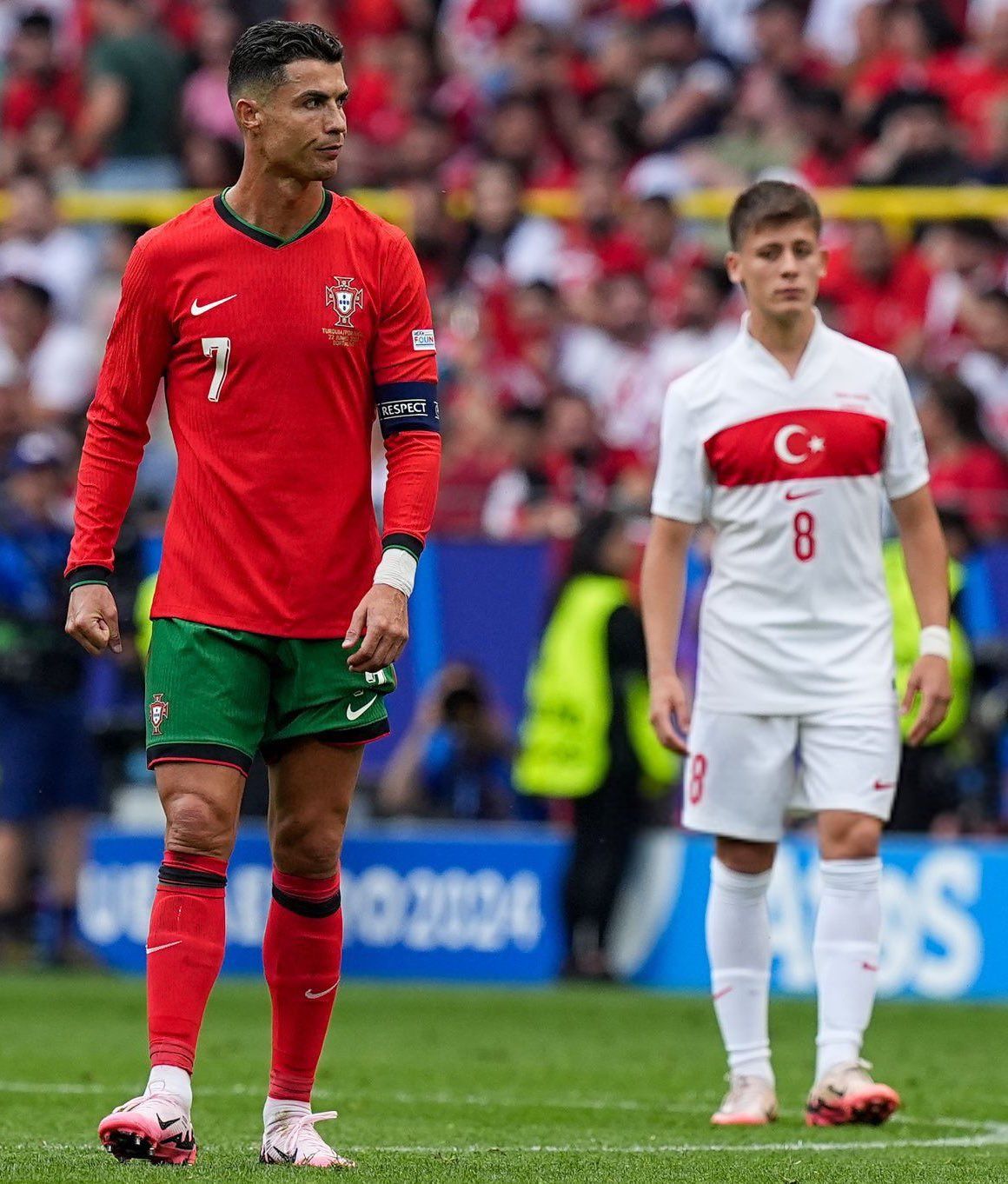 الامارات | صدمة لنجم تركيا من مثله الأعلى.. رونالدو يتجاهل غولر بطريقة غريبة (فيديو)