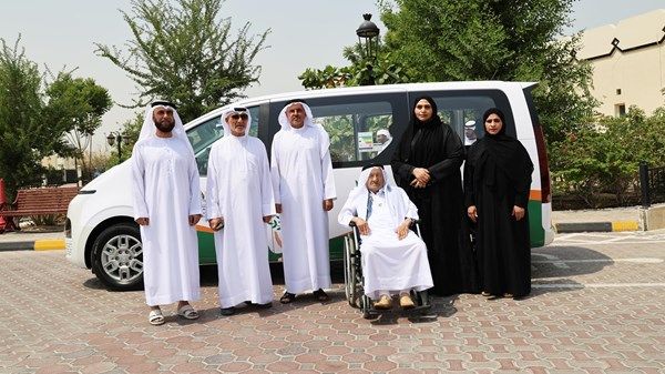 «خيرية الشارقة» تتبرع بسيارة لمنتسبي الخدمات الاجتماعية