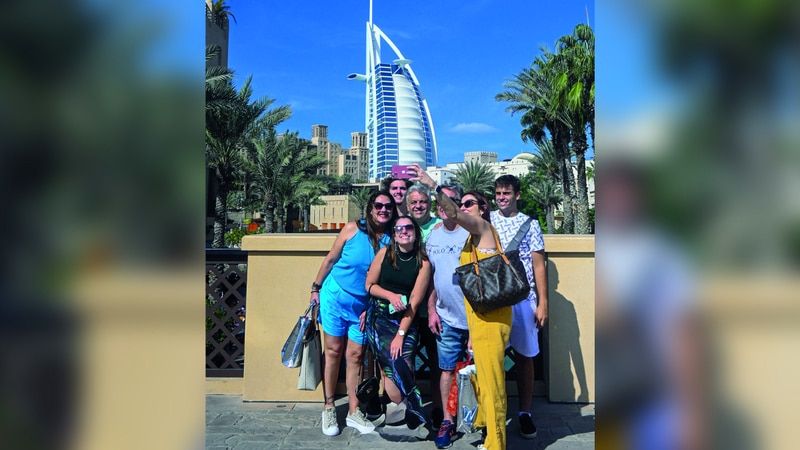 الامارات | 7 ابتسامات أمام «برج العرب»