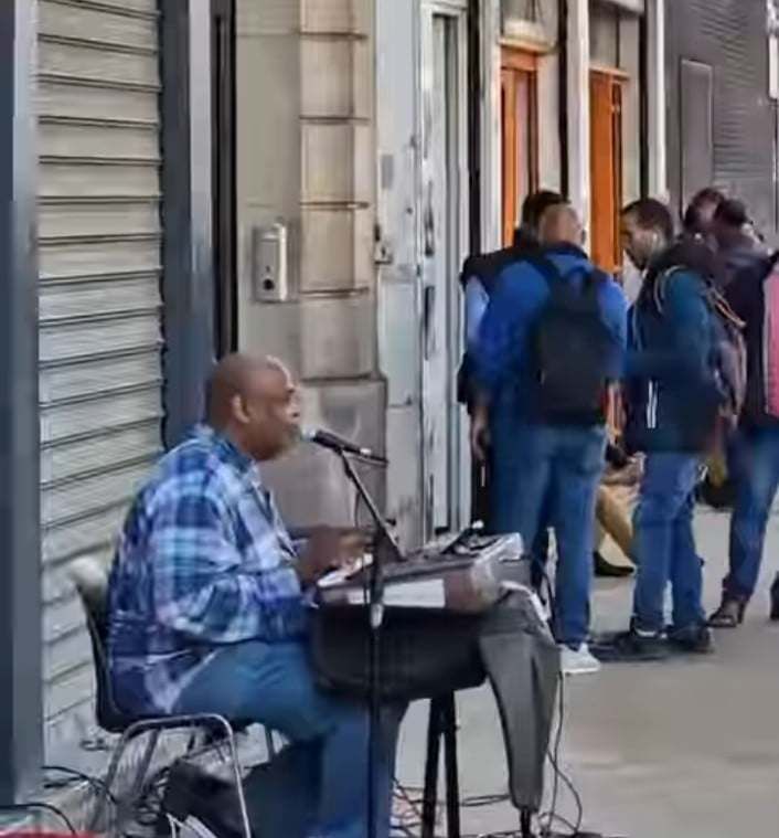 شاهد بالصورة والفيديو.. مواطن سوداني يغني في شوارع مدينة باريس ويطرب المارة والسياح ومتابعون: (عبرنا وانتصرنا)