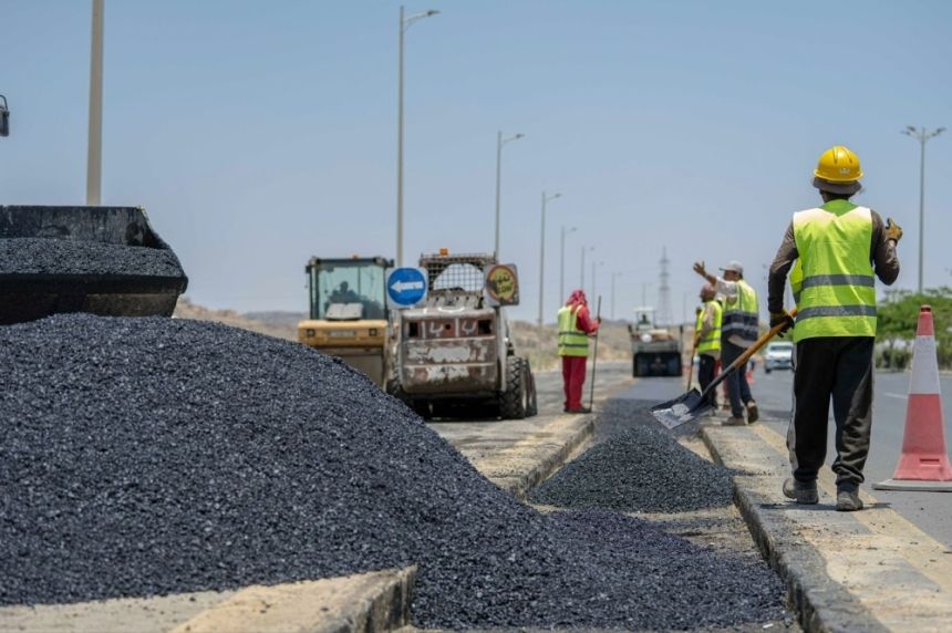 لضمان السلامة المرورية.. صيانة وتحسين شبكة الطرق الداخلية بالطائف