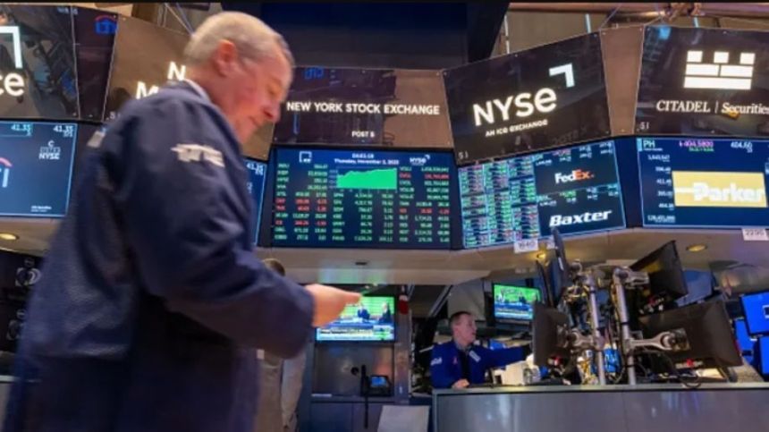 تراجع في أسعار الذهب والفضة والنفط الخام.. وأداء قوي للدولار