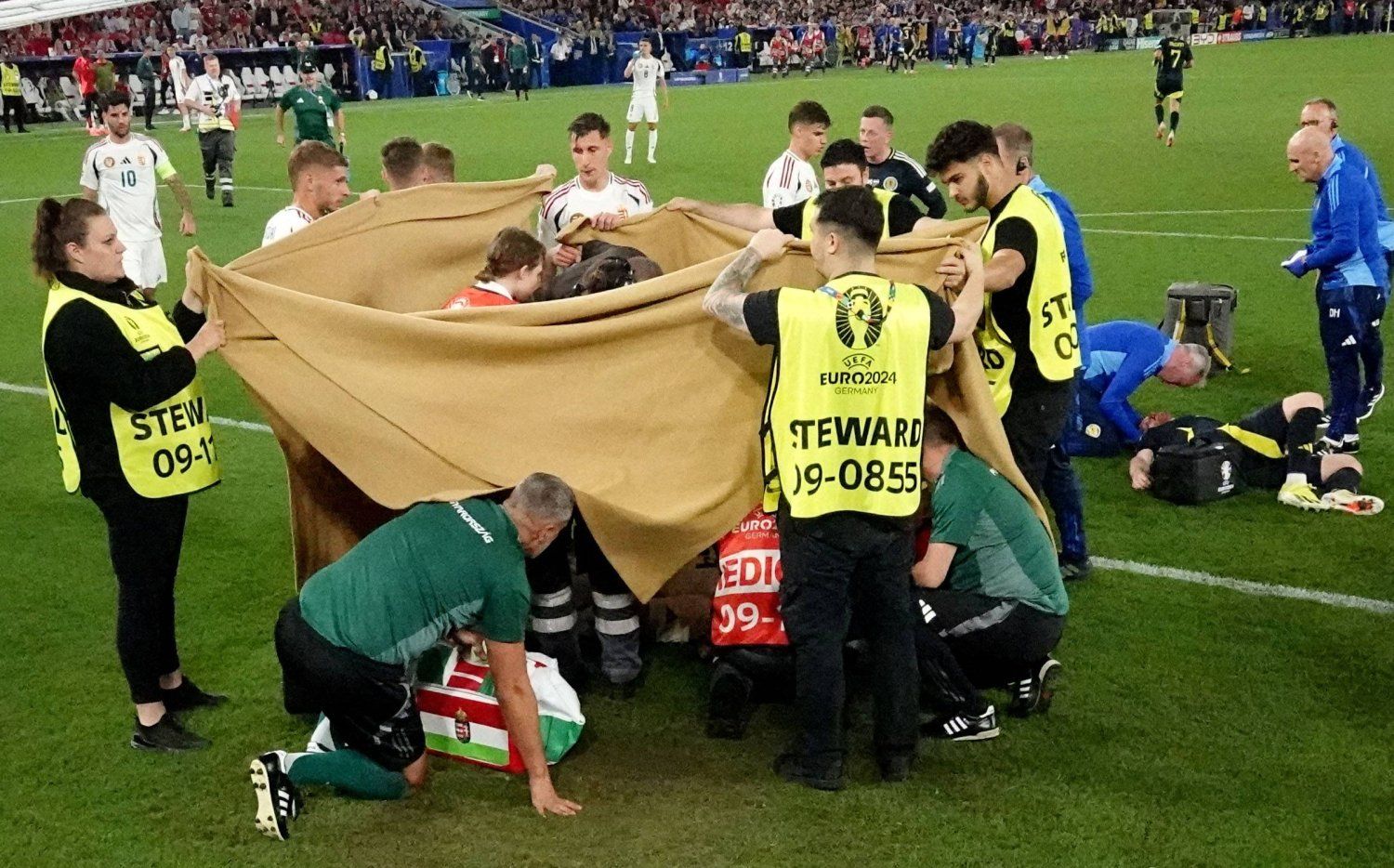 الامارات | "يويفا" يرد على انتقادات نجم منتخب المجر حول تأخر إسعاف فارغا في كأس أوروبا