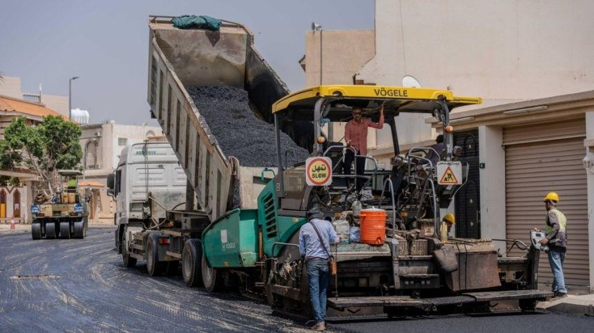 لضمان السلامة المرورية.. صيانة وتحسين شبكة الطرق الداخلية بالطائف