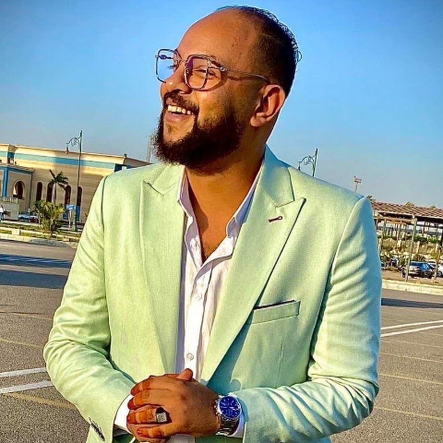 شاهد بالفيديو.. ناشط مصري معروف يبدي اعجابه بأغنيات الفنان السوداني الراحل محمد الأمين ويقرأ بانبهار شديد نص أغنيته الشهيرة (أشوفك بكرة في الموعد)