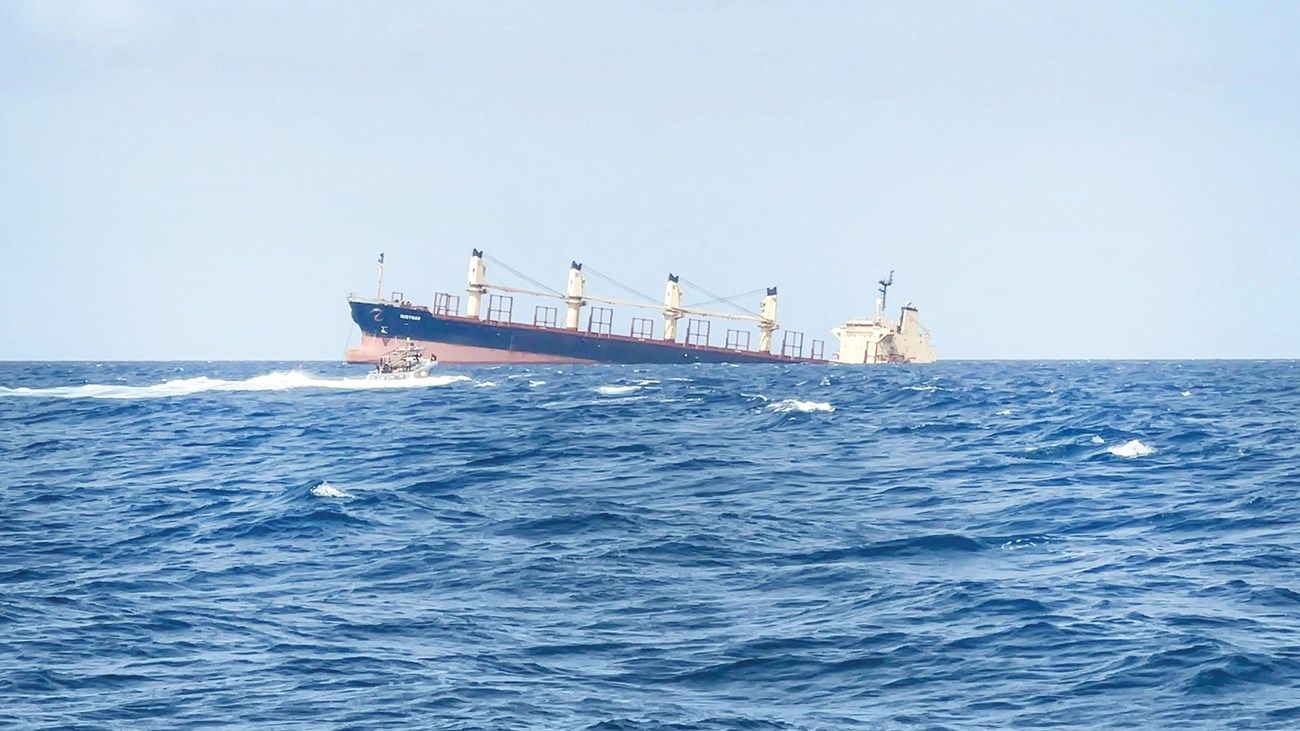 إصابة سفينة وإخلاء أخرى بسبب هجمات قبالة سواحل اليمن