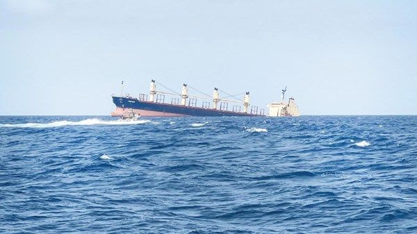 إصابة سفينة وإخلاء أخرى بسبب هجمات قبالة سواحل اليمن