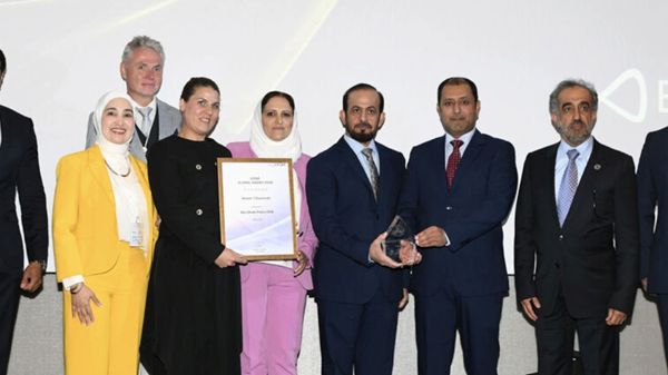 شرطة أبوظبي أول جهة في العالم تفوز بجائزة التميز العالمية الرئيسية للمؤسسة الأوروبية لإدارة الجودة
