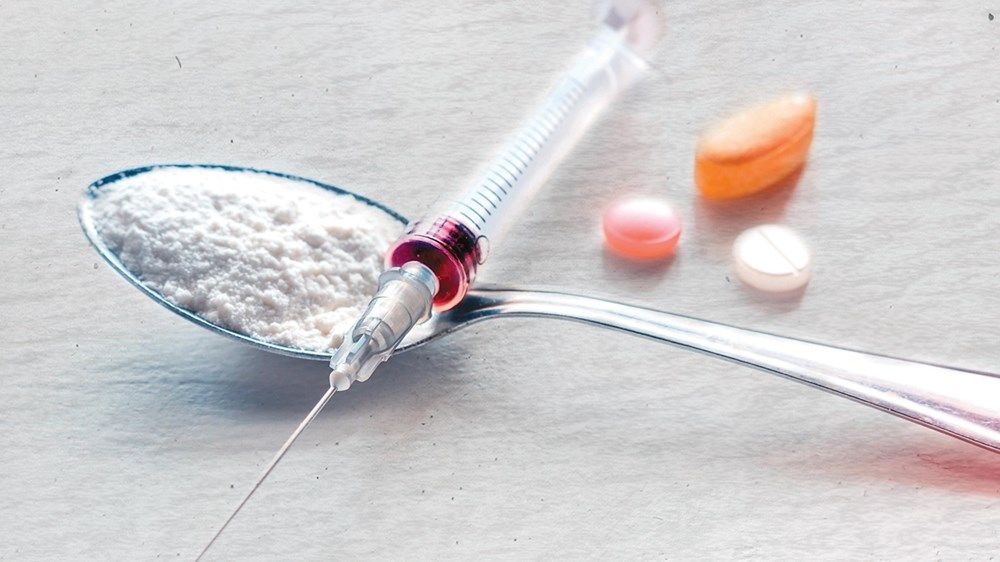 «الأسرة المتماسكة».. حصن الأبناء من السقوط في براثن المخدرات