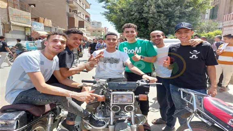 في مستوى الطالب المتوسط.. سعادة طلاب الثانوية في سوهاج بامتحان اللغة الأجنبية- صور