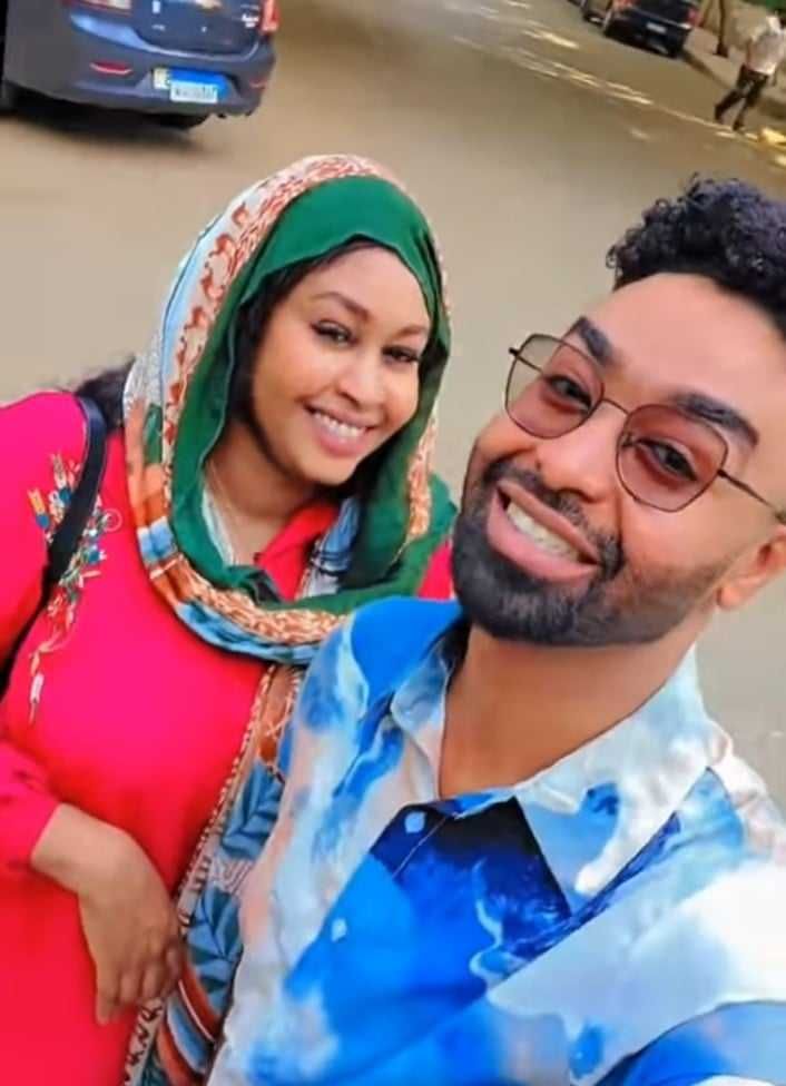شاهد بالصورة والفيديو.. مطربة سودانية تظهر مع شاب وسيم وتقول: (وحياة أمي دا بقتل فيه وبقاضي فيه وبخش محاكم وبقى حقي) والجنس اللطيف يسخر منها: (بكرة بشلبوه منك والغناء يتحول مغارز)