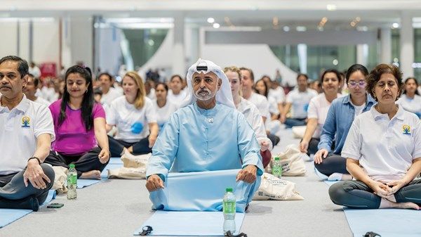 نهيان بن مبارك يشارك في فعالية «اليوجا للنفس والمجتمع»