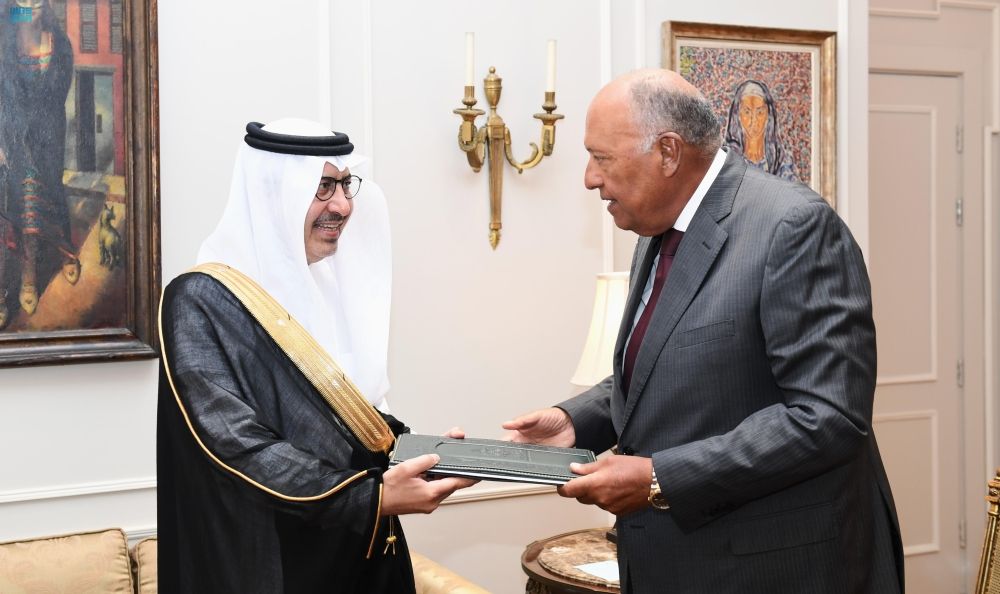 سفير خادم الحرمين يسلم أوراق اعتماده لوزير الخارجية المصري