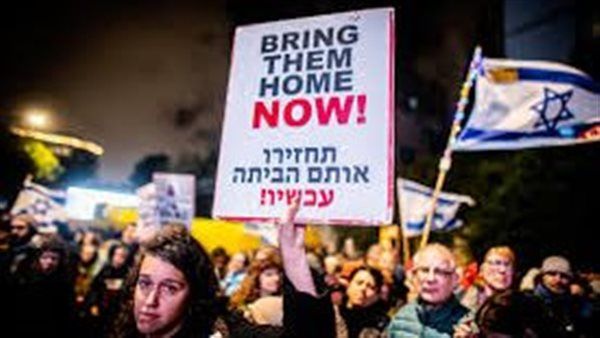 عائلات الأسرى الإسرائيليين بغزة تناشد بلقاء فوري مع نتنياهو لبحث صفقة تبادل واضحة