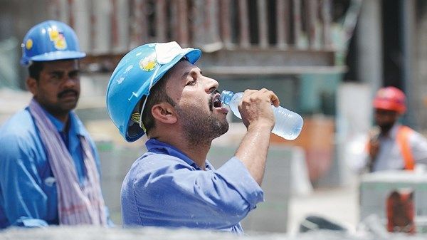 أطباء: السوائل سر الوقاية من أمراض الصيف