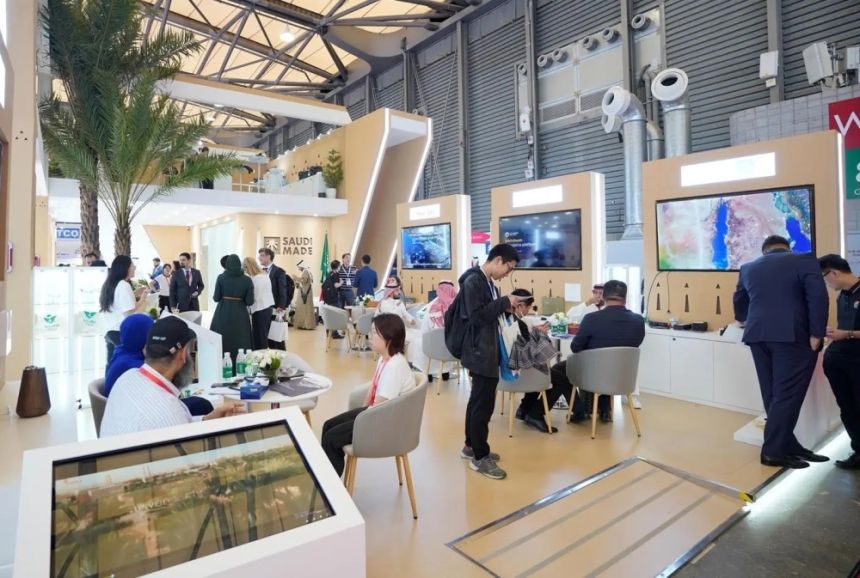 الصين.. 16 شركة وطنية في جناح "صناعة سعودية" بمعرض النقل