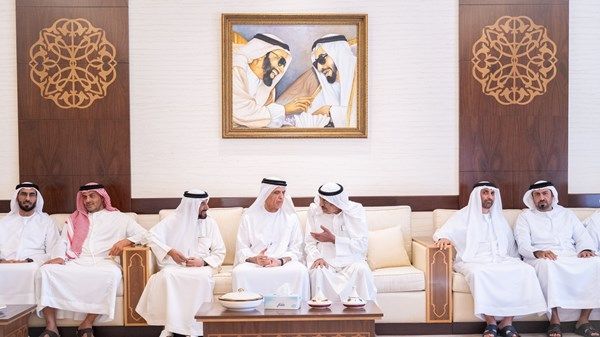 سعود بن صقر يقدم واجب العزاء في وفاة الشيخة ناعمة بنت خالد القاسمي