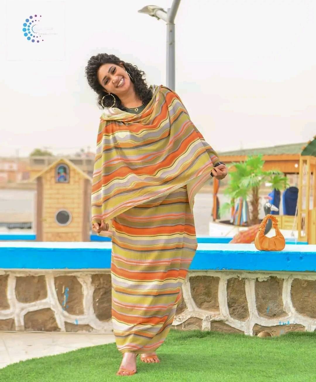 شاهد.. الفنانة عشة الجبل تخطف الأضواء على مواقع التواصل بجلسة تصوير جديدة والجنس اللطيف يعلق: (عملتي شنو خليتي لونك يظبط كدة)