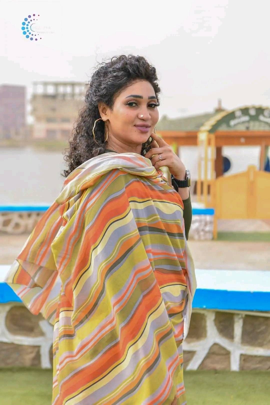 شاهد.. الفنانة عشة الجبل تخطف الأضواء على مواقع التواصل بجلسة تصوير جديدة والجنس اللطيف يعلق: (عملتي شنو خليتي لونك يظبط كدة)