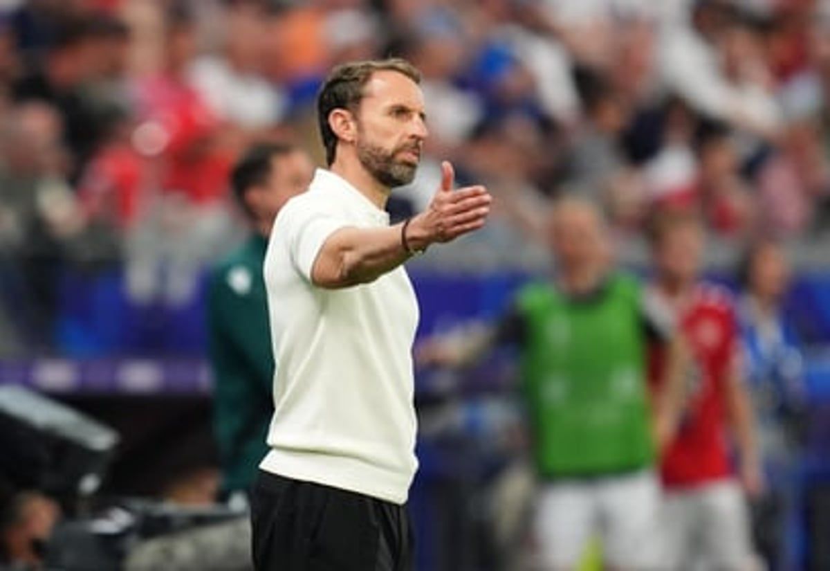 الامارات | ساوثغيت مصدوم من جمهور إنجلترا.. رشقه بأكواب بلاستيكية (فيديو)