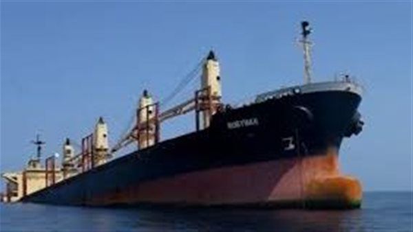 استهداف سفينة تجارية بصاروخ جنوب عدن