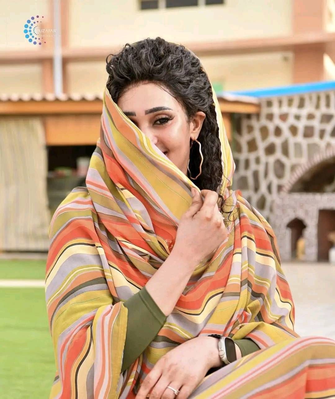 شاهد.. الفنانة عشة الجبل تخطف الأضواء على مواقع التواصل بجلسة تصوير جديدة والجنس اللطيف يعلق: (عملتي شنو خليتي لونك يظبط كدة)