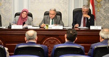 الشركة المسئولة عن أعمال البنية الأساسية بأكتوبر تتعهد بإنجاز المشروعات فى توقيتات محددة