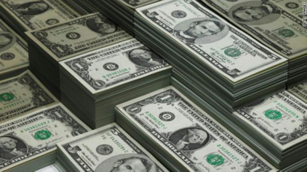 أسعار الذهب والنفط تهبط وسط تعافي الدولار وضعف الطلب