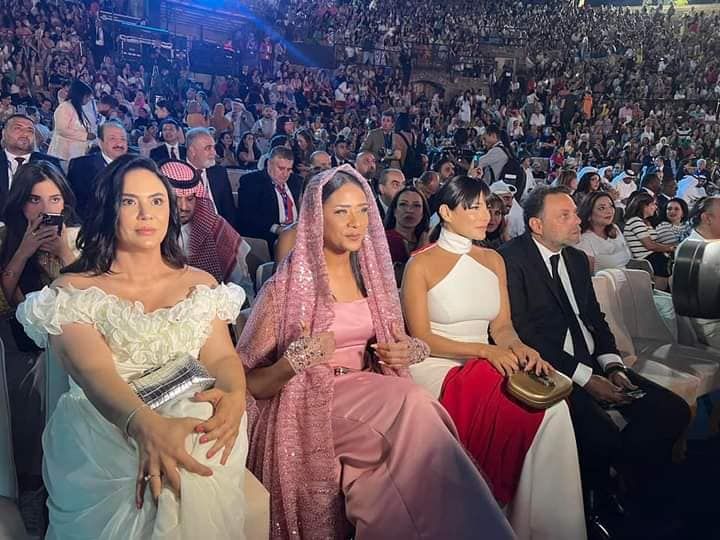 اقتحام معجبات لمسرح حفل راغب علامة بافتتاح مهرجان الإذاعة والتليفزيون بتونس