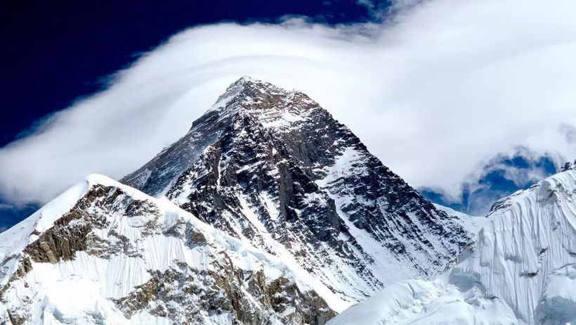 الامارات | ذوبان ثلج إيفرست يكشف عن جثث منسية لعشرات المتسلقين عبر عقود