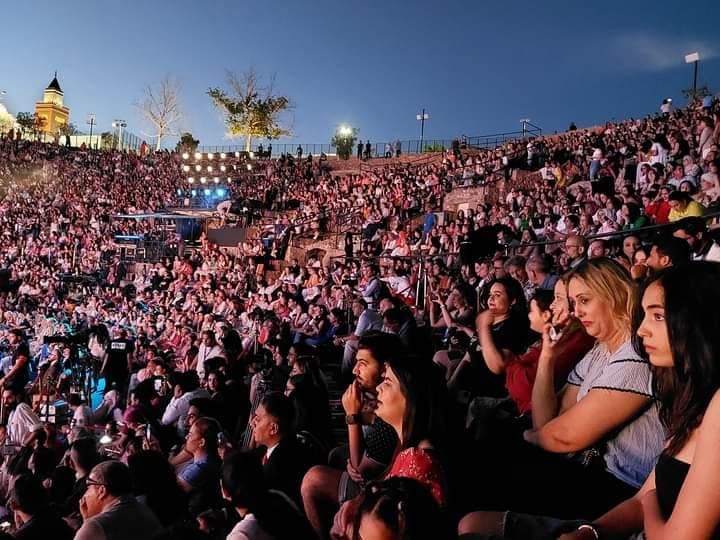 اقتحام معجبات لمسرح حفل راغب علامة بافتتاح مهرجان الإذاعة والتليفزيون بتونس