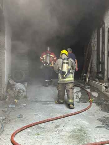 الدفاع المدني يعمل على إخماد حريق داخل معمل لصناعة الألومنيوم في عمشيت وانقاذ المحاصرين