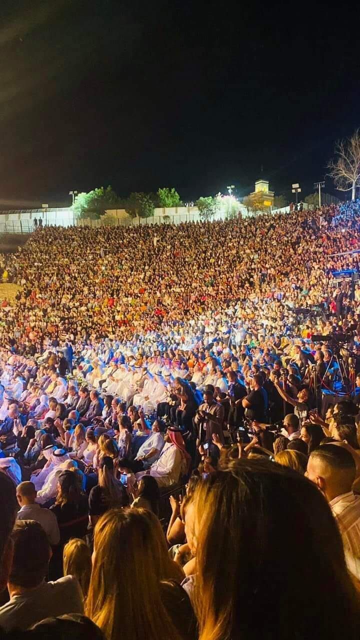 اقتحام معجبات لمسرح حفل راغب علامة بافتتاح مهرجان الإذاعة والتليفزيون بتونس