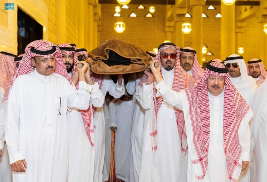 أمير الرياض يؤدي صلاة الميت على والدة الأمير منصور بن سعود بن عبدالعزيز ووالدة الأمير خالد بن عبدالله بن محمد بن جلوي