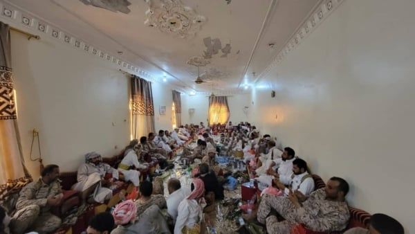 العرادة وبن عزيز يلتقيان وفد مشائخ وأعيان قبائل دهم بخصوص قضية احتجاز قائد عسكري في السعودي