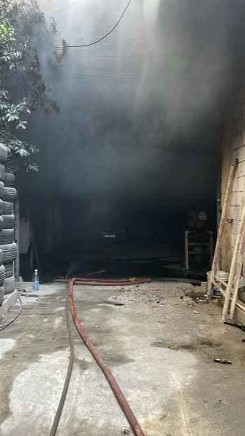 الدفاع المدني يعمل على إخماد حريق داخل معمل لصناعة الألومنيوم في عمشيت وانقاذ المحاصرين