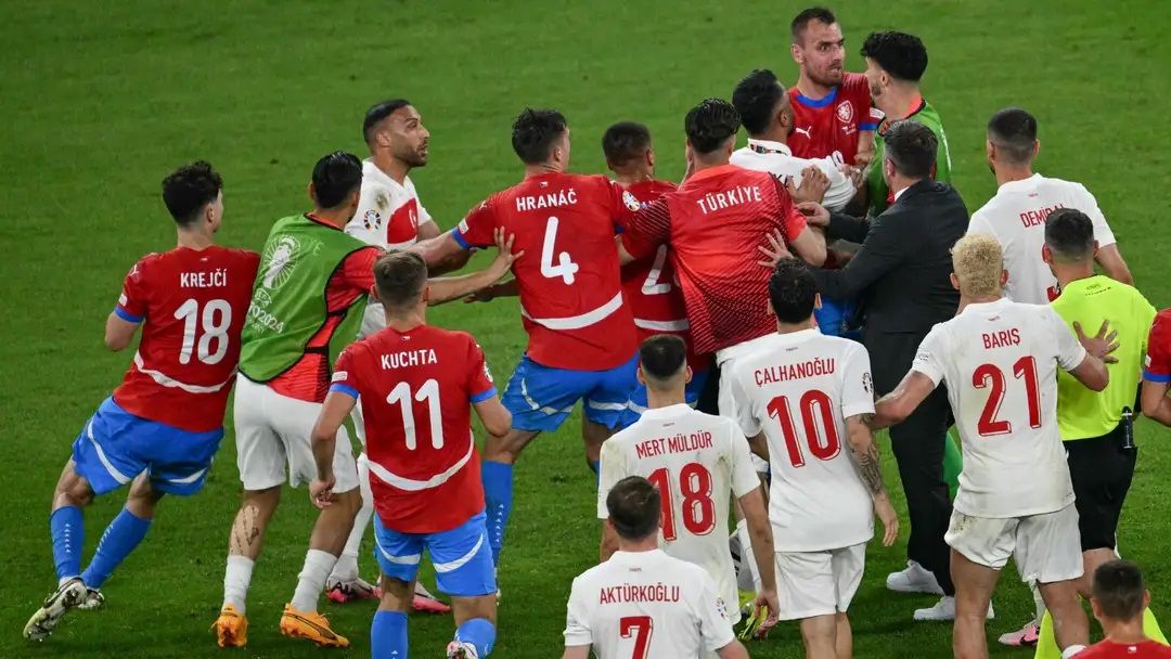 الامارات | اشتباك بين لاعبي تركيا والتشيك.. والجماهير ترمي الملعب بعلب بلاستيكية