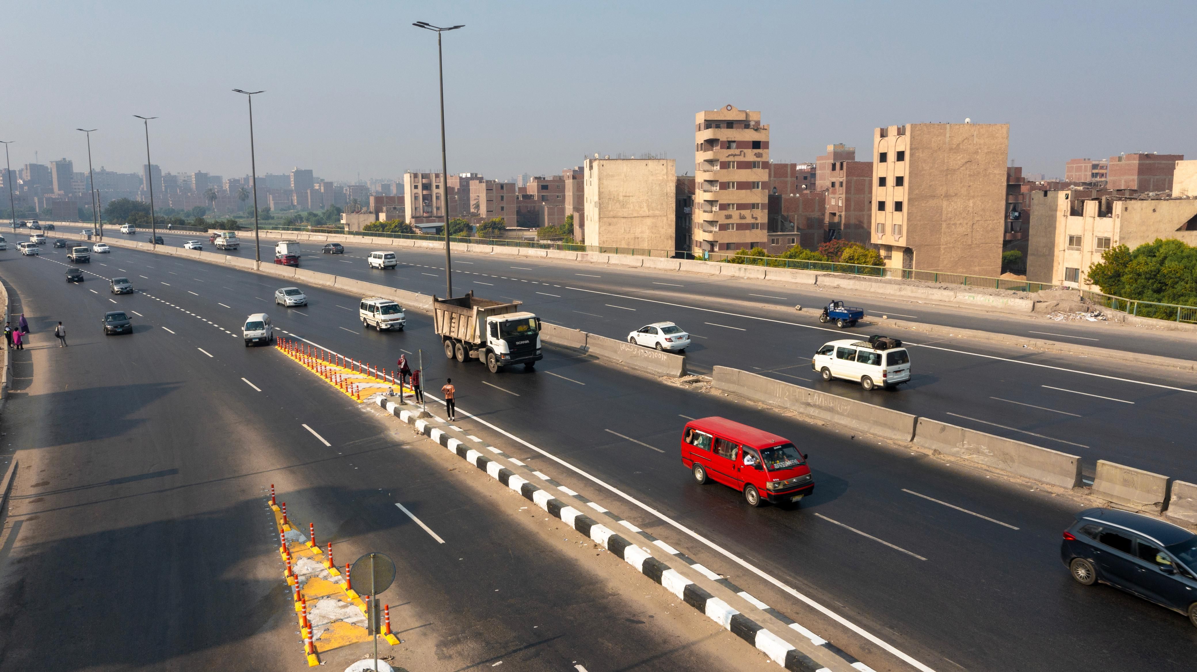 وزارة النقل: علامات إرشادية وعواكس أرضية على الطرق للحد من الحوادث.. صور