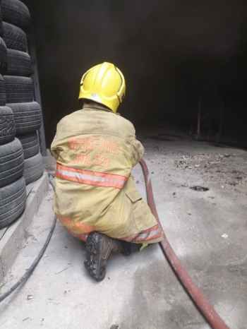 الدفاع المدني يعمل على إخماد حريق داخل معمل لصناعة الألومنيوم في عمشيت وانقاذ المحاصرين